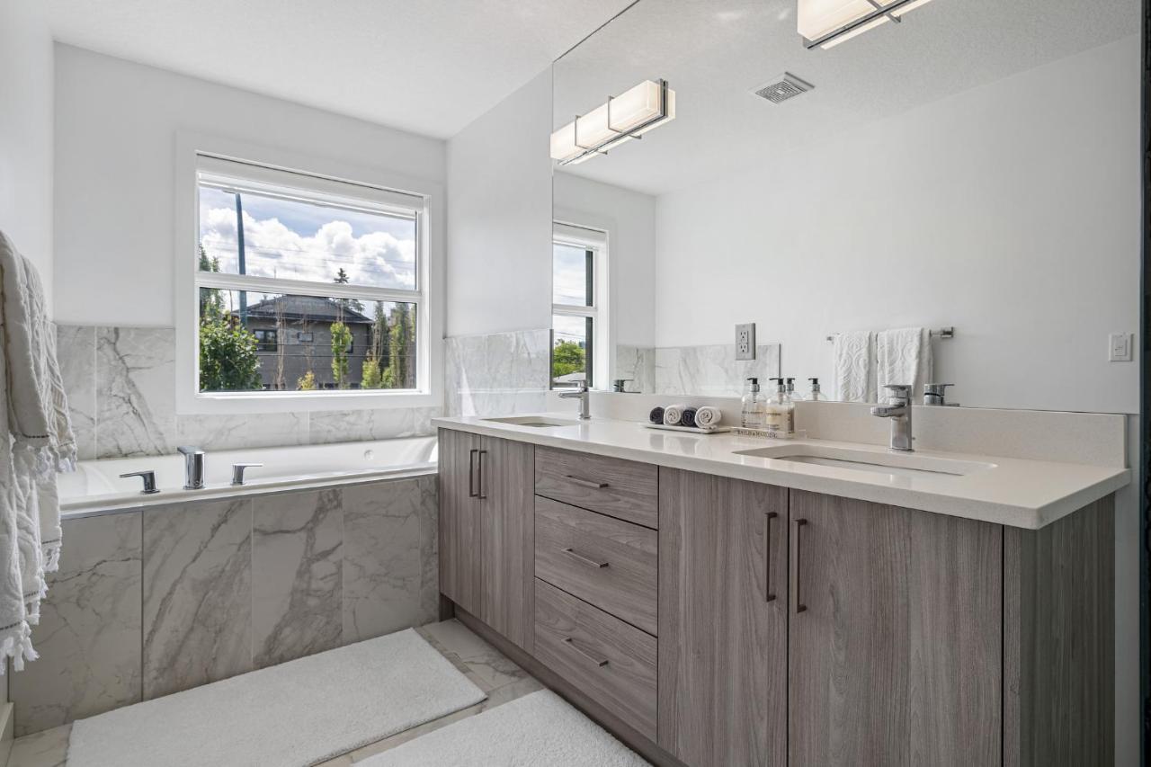 Luxury Spacious Private House Near City Centre YYC 외부 사진