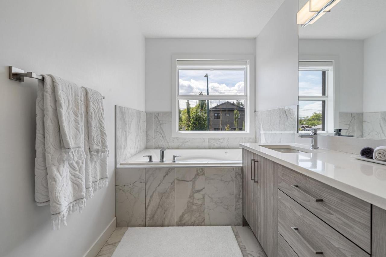Luxury Spacious Private House Near City Centre YYC 외부 사진